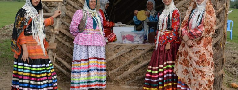 村の女性エコツーリズムグループに、活動用のドレスを提供しました(イラン国アンザリ湿原エコツーリズム開発)